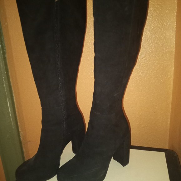 Size 7 faux suede knee boots - Picture 2 of 2